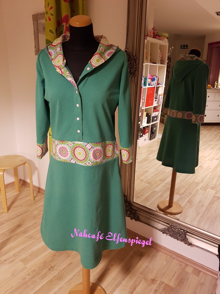 Kleid aus Polojersey und wunderschönem Baumwolljersey, sportlich mit Knopfleiste und gefütterter Kapuze.